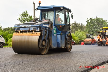 На трасі М-21 у напрямку Бердичева триває укладання верхнього шару покриття за «митні» кошти
