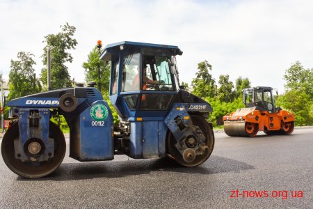 На трасі М-21 у напрямку Бердичева триває укладання верхнього шару покриття за «митні» кошти