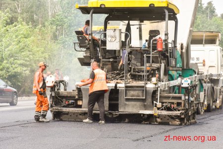 На трасі М-21 у напрямку Бердичева триває укладання верхнього шару покриття за «митні» кошти