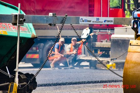 На трасі М-21 у напрямку Бердичева триває укладання верхнього шару покриття за «митні» кошти