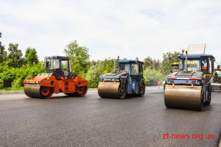 На трасі М-21 у напрямку Бердичева триває укладання верхнього шару покриття за «митні» кошти