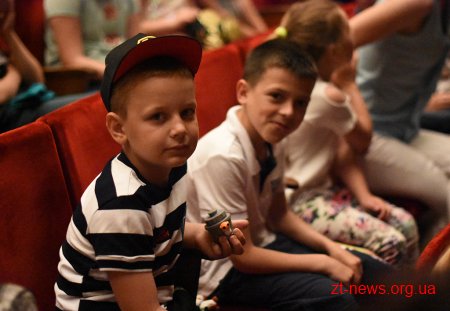 Напередодні Дня захисту дітей дітворі показали виставу та пригостили солодощами