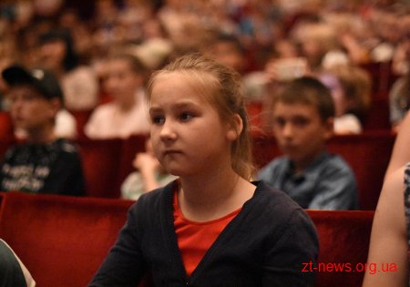 Напередодні Дня захисту дітей дітворі показали виставу та пригостили солодощами