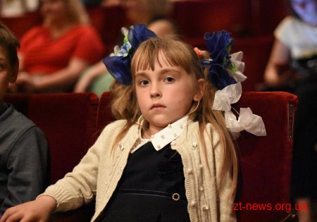Напередодні Дня захисту дітей дітворі показали виставу та пригостили солодощами
