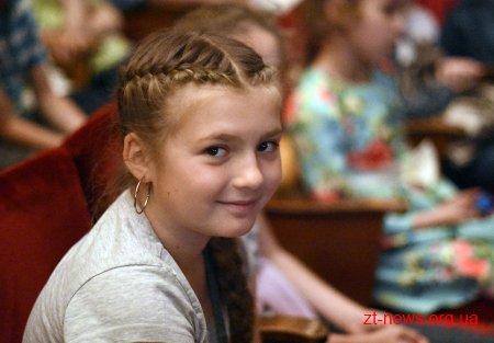 Напередодні Дня захисту дітей дітворі показали виставу та пригостили солодощами