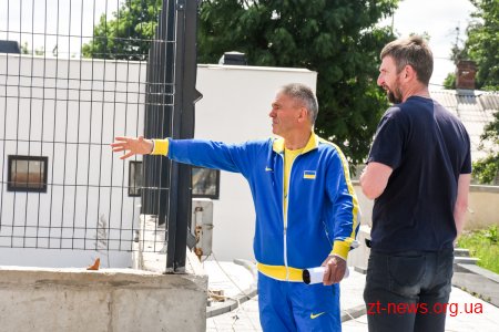 Сергій Бубка оглянув стадіон «Полісся» та вручив житомирським спортсменам олімпійський прапор