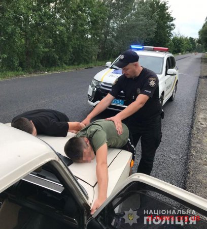 У Житомирському районі поліцейські оперативно затримали підозрюваних у розбійному нападі на магазин