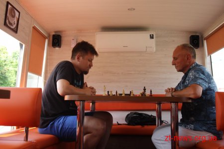 В центрі Житомира у кава-бусі пройшов бліц-турнір з шахів