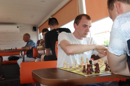 В центрі Житомира у кава-бусі пройшов бліц-турнір з шахів