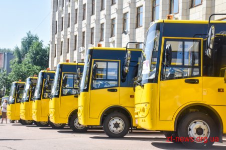 20 шкільних автобусів отримали ОТГ Житомирщини