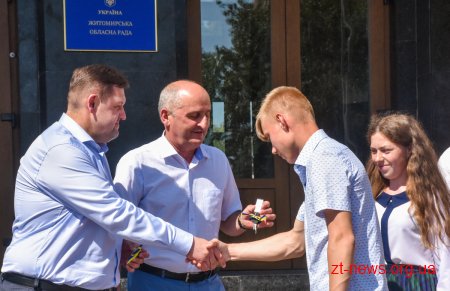 20 шкільних автобусів отримали ОТГ Житомирщини