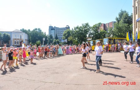 20 шкільних автобусів отримали ОТГ Житомирщини