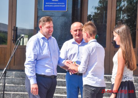 20 шкільних автобусів отримали ОТГ Житомирщини