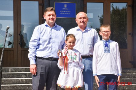 20 шкільних автобусів отримали ОТГ Житомирщини