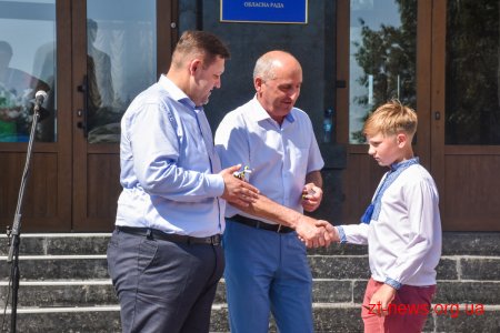20 шкільних автобусів отримали ОТГ Житомирщини