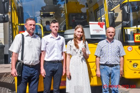20 шкільних автобусів отримали ОТГ Житомирщини