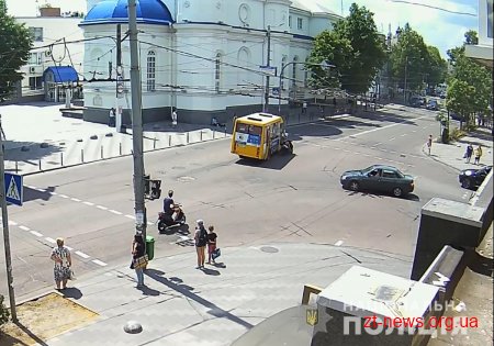 У центрі Житомира маршрутка зіткнулася зі скутером: поліція шукає свідків ДТП