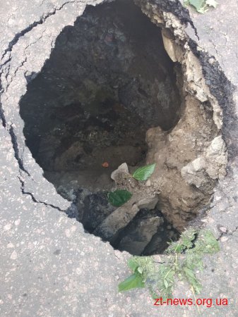 На перехресті вулиць Мазепи та Грушевського у Житомирі провалився колектор