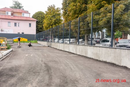 На стадіоні «Полісся» встановили опору для табло та зовнішню огорожу