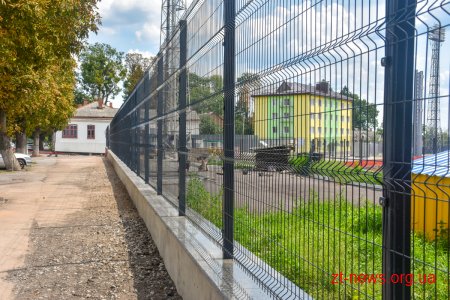 На стадіоні «Полісся» встановили опору для табло та зовнішню огорожу