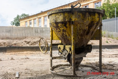На стадіоні «Полісся» встановили опору для табло та зовнішню огорожу