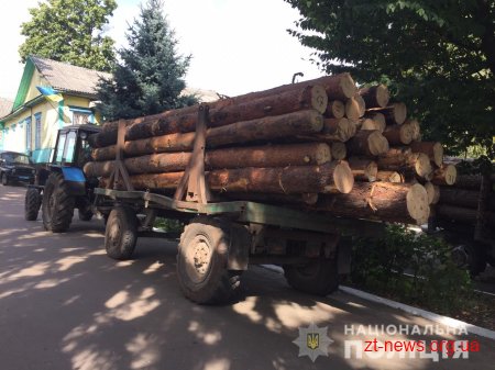 В Олевському районі поліцейські затримали трактор з краденим лісом