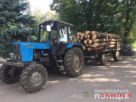 В Олевському районі поліцейські затримали трактор з краденим лісом