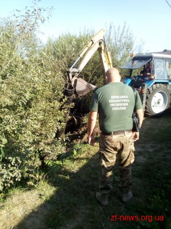 Трубу по якій нечистоти скидали у річку Крошенка демонтували