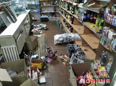 У Новоград-Волинському поліцейські охорони затримали у магазині нічних «відвідувачів»