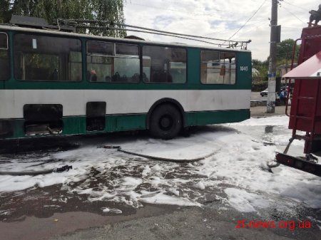 У тролейбусі, що горів поблизу Гідропарку пасажирів не було - ДСНС