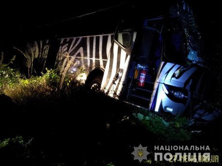 На трасі Київ - Чоп автобус з’їхав у кювет