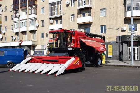 На майдані Соборному триває підготовка до Другого форуму регіонів України та Республіки Білорусь