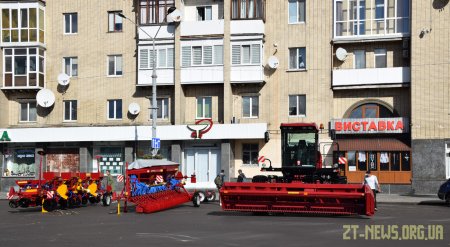 На майдані Соборному триває підготовка до Другого форуму регіонів України та Республіки Білорусь