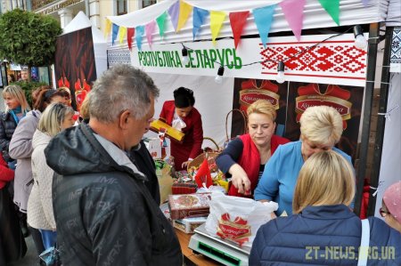 На Михайлівській розпочався ярмарок, де продають білоруську та українську продукцію