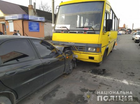 У Новограді-Волинському некерований легковик зіткнувся з автобусом
