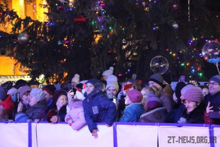 У Житомирі запалили вогні на головній ялинці області