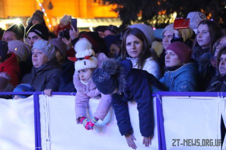 У Житомирі запалили вогні на головній ялинці області