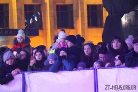 У Житомирі запалили вогні на головній ялинці області