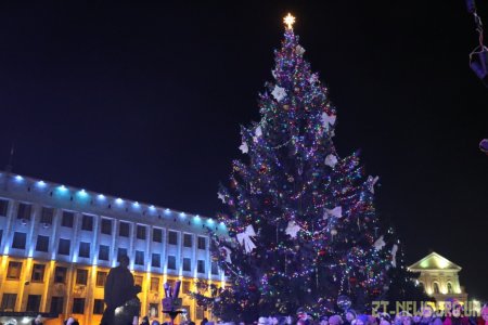 У Житомирі запалили вогні на головній ялинці області