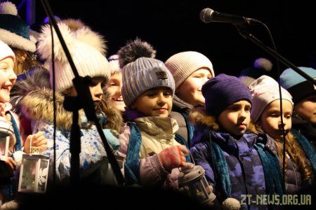 У Житомирі запалили вогні на головній ялинці області