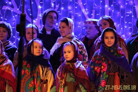 У Житомирі запалили вогні на головній ялинці області
