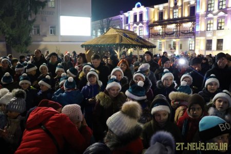 У Житомирі запалили вогні на головній ялинці області