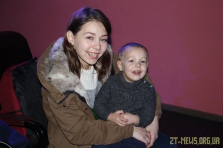 У Житомирі діти пільгових категорій відвідують новорічні вистави