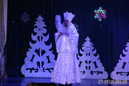 У Житомирі діти пільгових категорій відвідують новорічні вистави