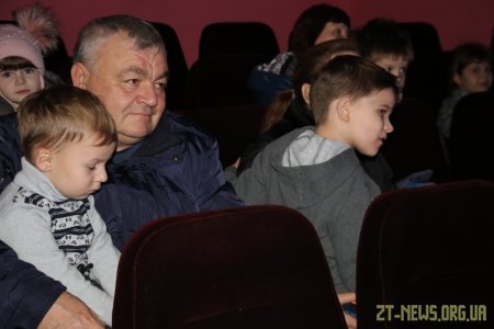 У Житомирі діти пільгових категорій відвідують новорічні вистави
