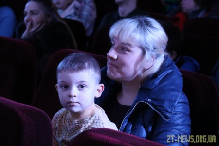 У Житомирі діти пільгових категорій відвідують новорічні вистави