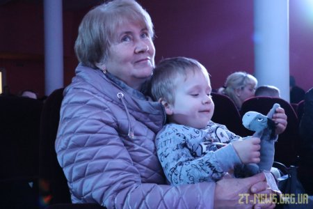 У Житомирі діти пільгових категорій відвідують новорічні вистави