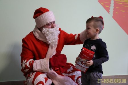 Маленьким пацієнтам дитячої міської лікарні подарували новорічний настрій
