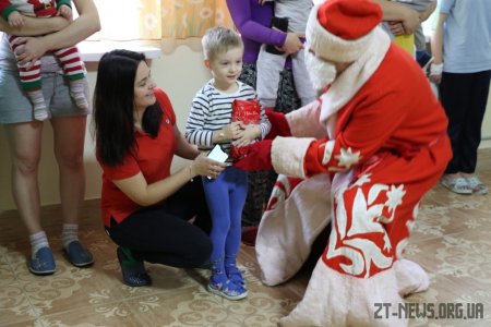 Маленьким пацієнтам дитячої міської лікарні подарували новорічний настрій