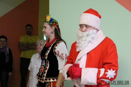 Маленьким пацієнтам дитячої міської лікарні подарували новорічний настрій